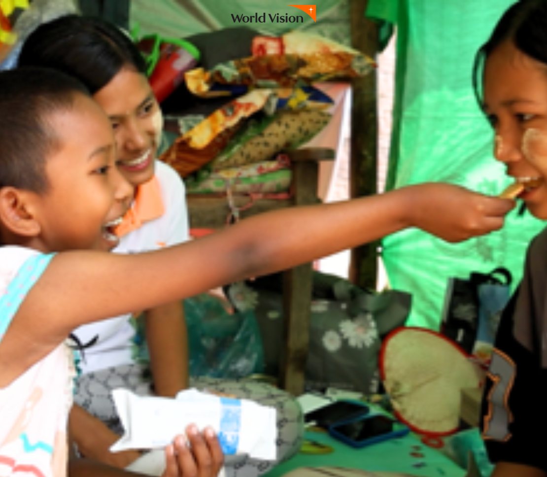 비스킷을 나눠먹고 있는 남매